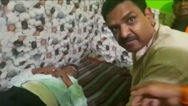 पंचायत भवन में शराब पीकर सो रहा था प्रधान, ‘मंत्री जी’ ने जगाया तो मिला हैरान करने वाला जवाब, वीडियो वायरल UP Tak