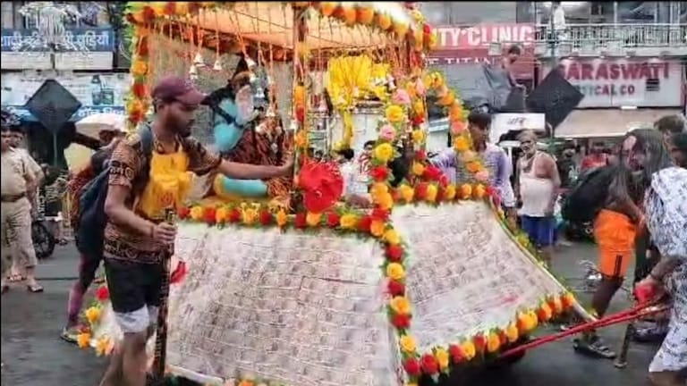 सावन में शिव भक्ति का अनोखा नजारा, मुजफ्फरनगर में दिखा नोटों से बना कावड़ UP Tak