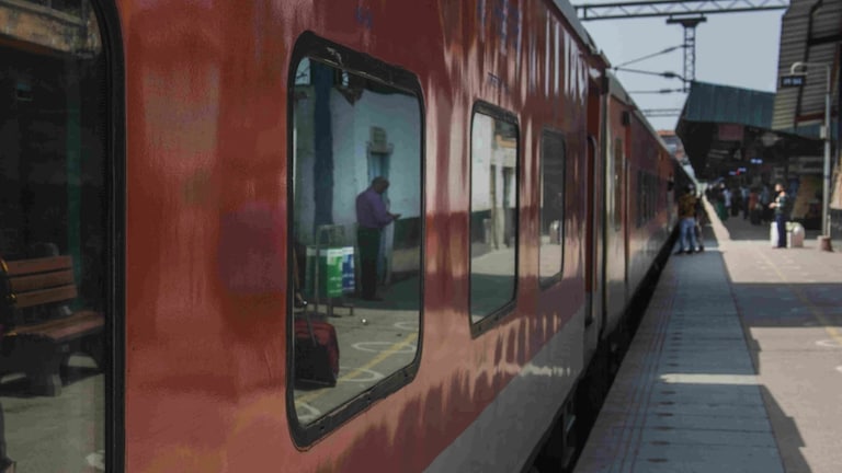 पत्नी संग ट्रेन में यात्रा कर रहे थे हाई कोर्ट के जज, सर्विस मिली गड़बड़ तो लिया ये ऐक्शन UP Tak