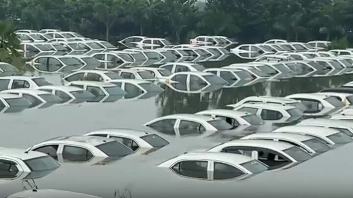 नोएडा में हिंडन नदी ने कर दिया ये हाल, देखिए सैकड़ों गाड़ियां पानी में कैसे समाईं UP Tak