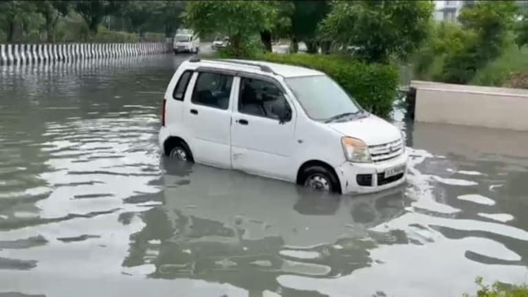 यमुना का जलस्तर बढ़ने से नोएडा में मुसीबत! पॉश सोसायटियों में घुसने लगा बाढ़ का पानी UP Tak