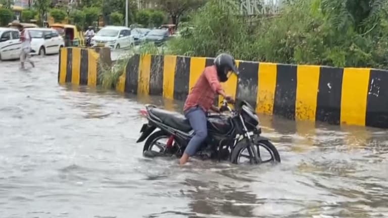 यूपी में भारी बारिश, नोएडा के सभी स्कूल 10 जुलाई को रहेंगे बंद, जानें मौसम का अनुमान UP Tak
