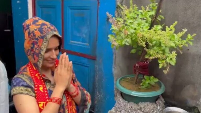 पाकिस्तानी सीमा हैदर सर पर चुन्नी रख ग्रेटर नोएडा में कर रही पूजा-पाठ, आपने देखा क्या? UP Tak