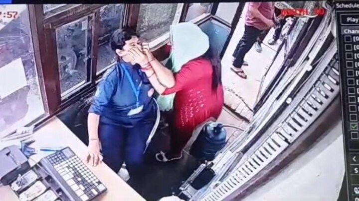 नोएडा: लेडी टोलकर्मी को कुर्सी से पटका और जबड़ा पकड़ दी गालियां, टोल मांगने पर महिला ने यूं मचाया आतंक UP Tak