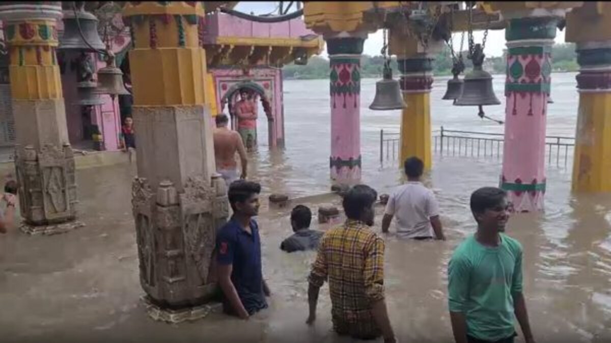 यूपी में गंगा-यमुना उफान पर, प्रयागराज में डूबे घाट, मथुरा में उफान पर यमुना, वाराणसी में ऐसे हालात UP Tak