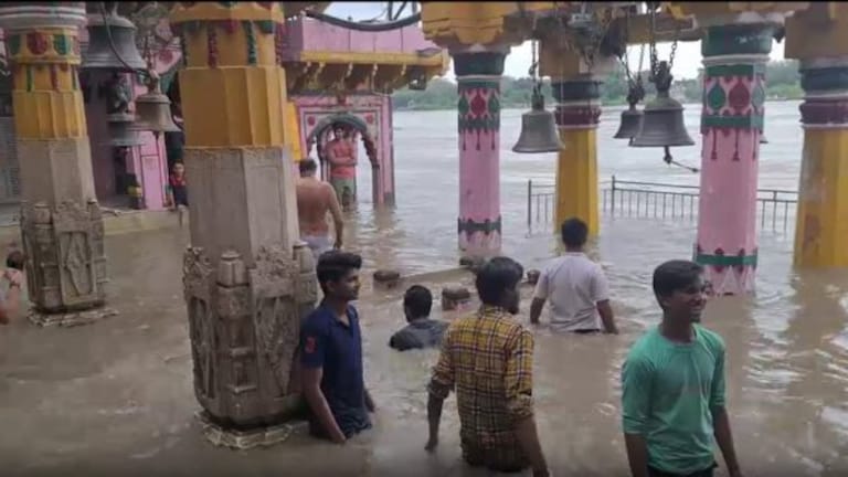 यूपी में गंगा-यमुना उफान पर, प्रयागराज में डूबे घाट, मथुरा में उफान पर यमुना, वाराणसी में ऐसे हालात UP Tak