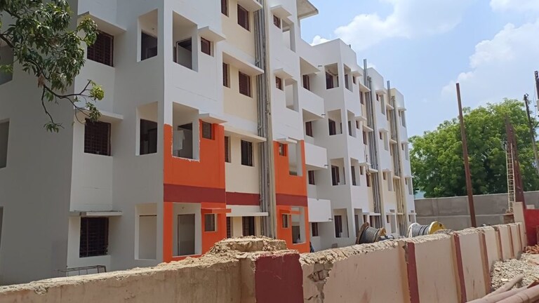 अतीक के कब्जे से मुक्त जमीन पर बने फ्लैटों में रहने का सपना अभी अधूरा, लाभार्थी हैं परेशान! UP Tak