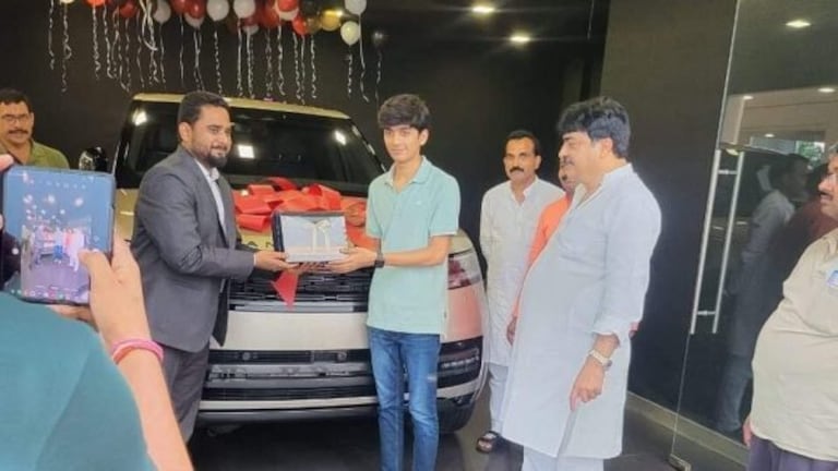 राजा भैया के घर आई नई रेंज रोवर कार, अबकी बार कुंडा MLA ने खरीदा ये मॉडल UP Tak