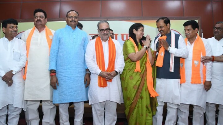 पश्चिमी यूपी से सैनी बिरादरी के दो बड़े चेहरों को बीजेपी में शामिल करा पार्टी ने चला ये दांव पश्चिमी यूपी से सैनी बिरादरी के दो बड़े चेहरों को बीजेपी में शामिल करा पार्टी ने चला ये दांव