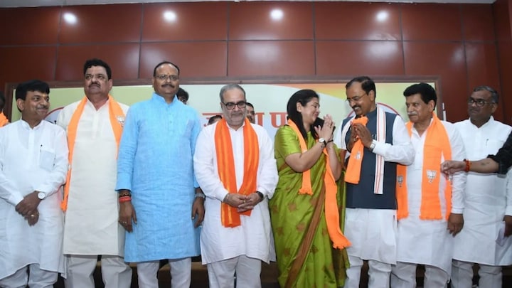 पार्टी छोड़ BJP में शामिल हुए नेता तो अखिलेश यादव बोले- कुछ लोग चले गए 2000 के नोट की तरह UP Tak