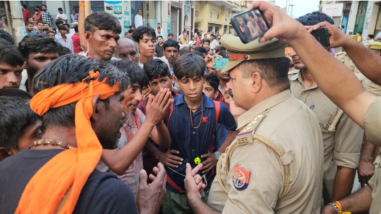 यूपी के संभल में कांवड़ियों और पुलिस के बीच जमकर हुई बहस, बस इतनी सी थी वजह UP Tak