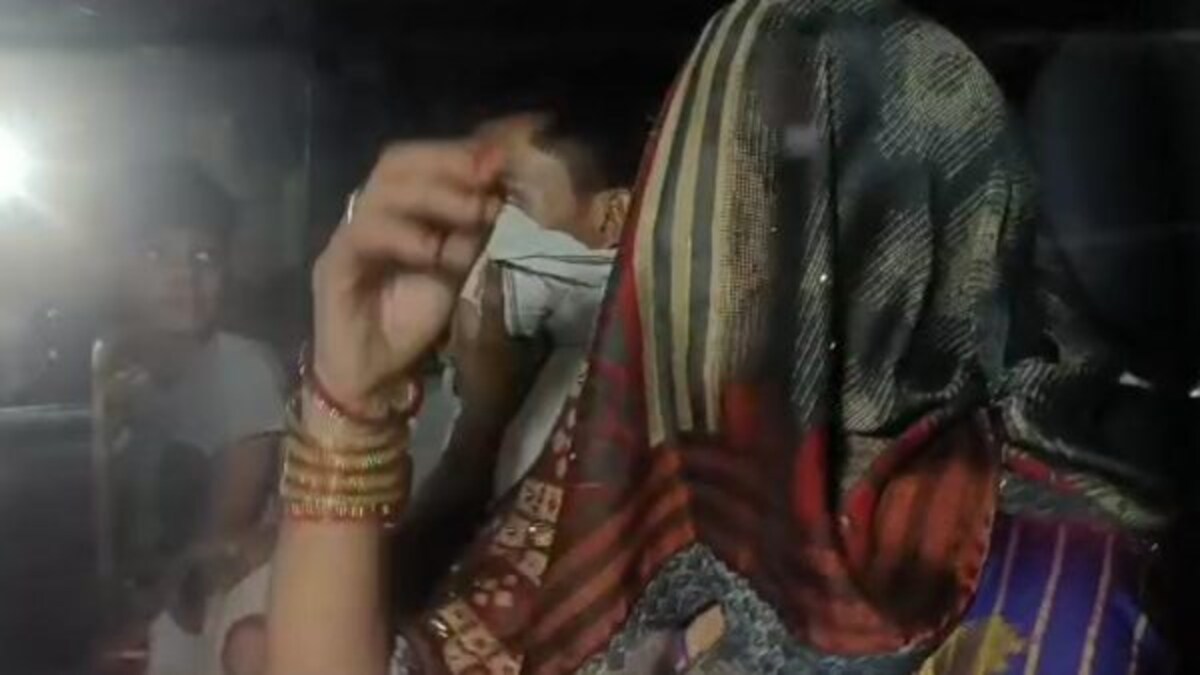 चेहरे को पल्लू से ढंक गाड़ी में बैठे कहां चलीं सीमा हैदर! 9 घंटे की ग्रिलिंग में ये पता चला UP Tak
