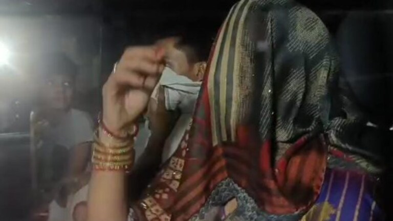 चेहरे को पल्लू से ढंक गाड़ी में बैठे कहां चलीं सीमा हैदर! 9 घंटे की ग्रिलिंग में ये पता चला UP Tak