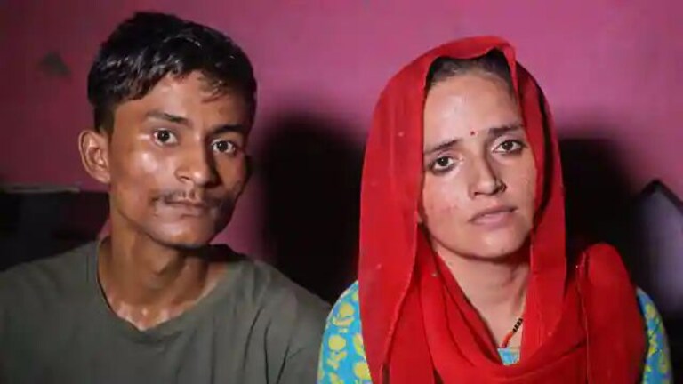 सीमा-सचिन के दरवाजे पर लगा पोस्टर, परेशान होकर लोगों से कह दी ये बड़ी बात UP Tak