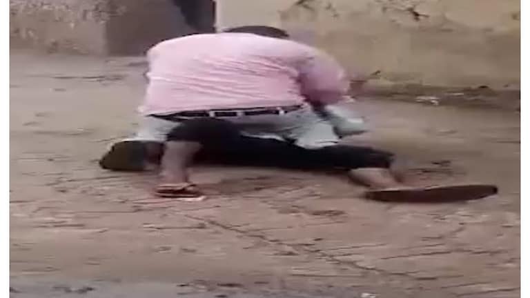 सोनभद्र में दलित युवक के साथ क्रूरता, पहले लात-घुसों से की जमकर पिटाई फिर चटवायी चप्पल UP Tak