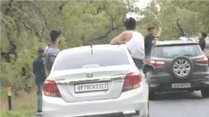 चलती कारों में स्टंट कर युवक बना रहे थे भौकाल, वीडियो वायरल होते ही चंदौली पुलिस ने लगाया इतना जुर्माना UP Tak