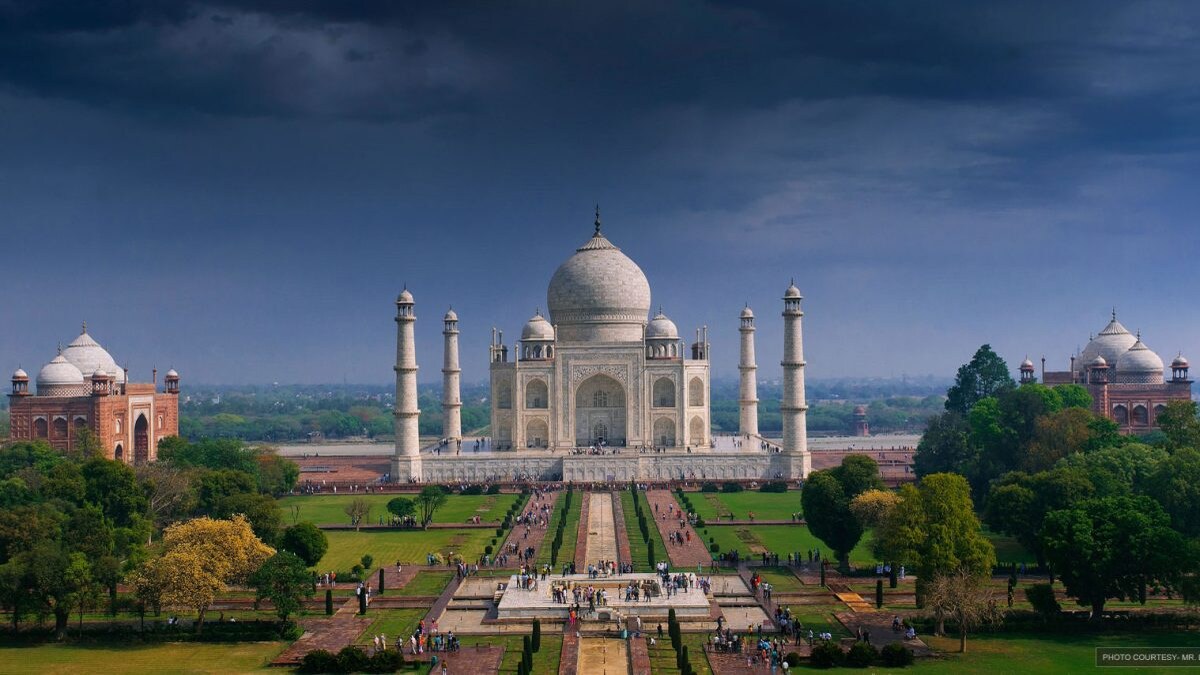 तीन साल बाद एक 1 अक्टूबर को रिकॉर्ड तोड़ पर्यटक पहुंचे ताजमहल, जानें कितना रहा आंकड़ा? taj 1