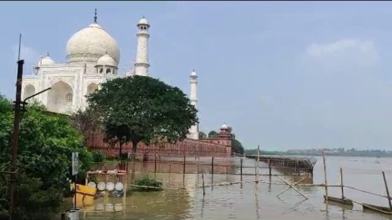 आगरा में ताजमहल की दीवार से टकराई यमुना, लगातार बढ़ रहा पानी, देखिए डूबा कितना हिस्सा UP Tak