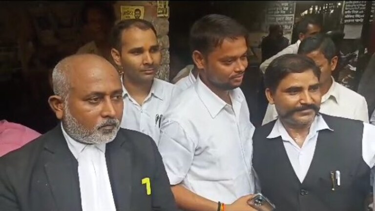 PCS ज्योति के पति बने सेलिब्रिटी! वकीलों को खूब दीं सेल्फी, इसलिए कोर्ट पहुंचे थे आलोक UP Tak