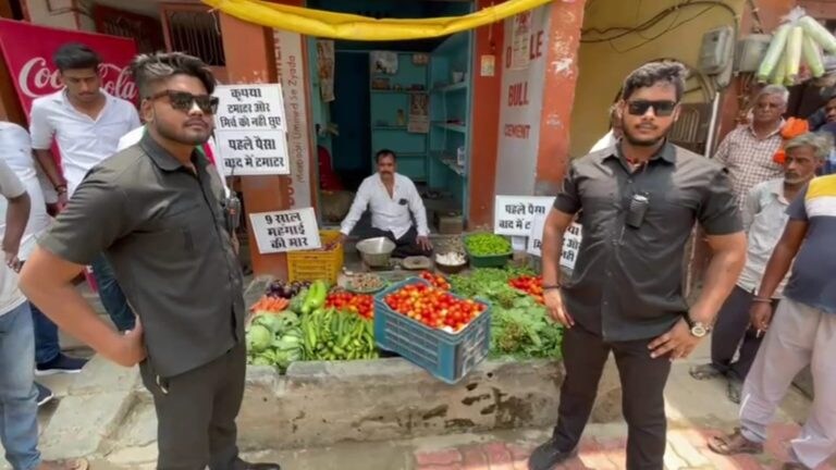 वाराणसी: सब्जी विक्रेता जगनारायण यादव के घर वाले बोले- ‘अजय फौजी की कारिस्तानी, सपा-बीजेपी में हम पिस गए’ UP Tak