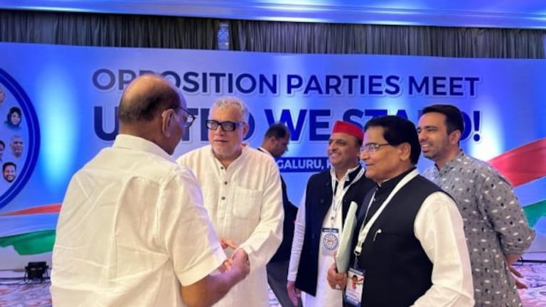 बेंगलुरु में विपक्षी बैठक के बीच अखिलेश-जयंत में दिखी खास केमिस्ट्री, शरद पवार से यूं मिले UP Tak