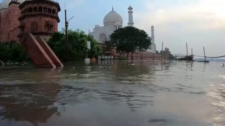 आगरा में बढ़ते-बढ़ते ताजमहल की दीवारों को डुबोने लगी यमुना, देखिए अभी कैसा है पानी का हाल UP Tak