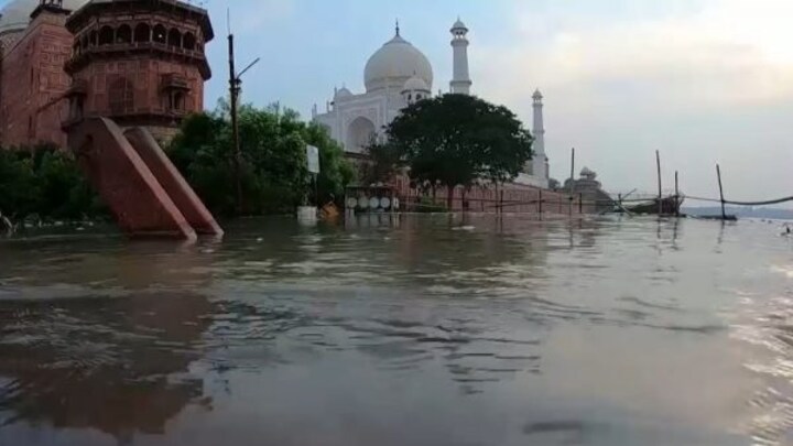 आगरा में बढ़ते-बढ़ते ताजमहल की दीवारों को डुबोने लगी यमुना, देखिए अभी कैसा है पानी का हाल UP Tak