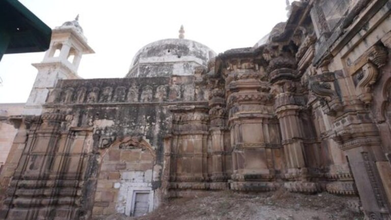 क्या मंदिर तोड़ बनाई गई ज्ञानवापी मस्जिद? हिंदू पक्ष ने सबूत के तौर पर पेश की अंदर की ये तस्वीरें UP Tak