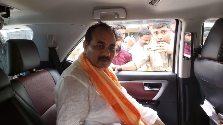 इधर SP ने घोसी में सुधाकर सिंह को दिया टिकट, उधर BJP में गए दारा सिंह चौहान दिखाने लगे ताकत