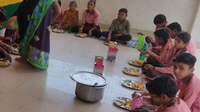 यूपी के स्कूलों में मिड-डे मील का मेन्यू बदला, अब श्री अन्न के साथ मिलेंगी ये चीजें UP Tak