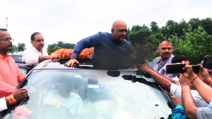 अध्यक्ष बनते ही अजय राय ने दिखाया जलवा, वाराणसी से लखनऊ जाने में बना दी लग्जरी ‘गाड़ियों की रेल’ UP Tak