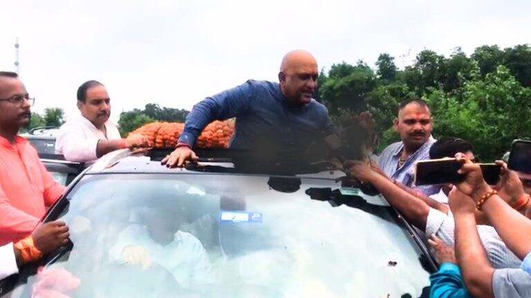 अध्यक्ष बनते ही अजय राय ने दिखाया जलवा, वाराणसी से लखनऊ जाने में बना दी लग्जरी ‘गाड़ियों की रेल’ UP Tak