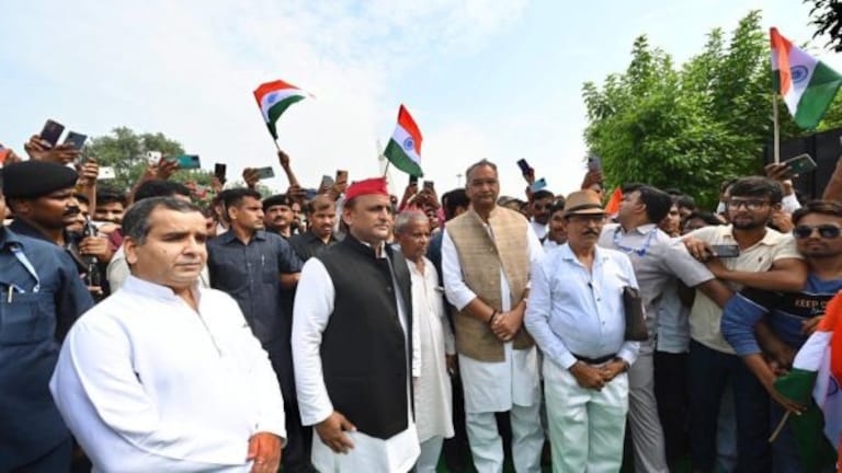 सपा चीफ अखिलेश यादव ने इटावा में लहराया तिरंगा और सीधे पीएम मोदी को UP से दिया ये संदेश UP Tak