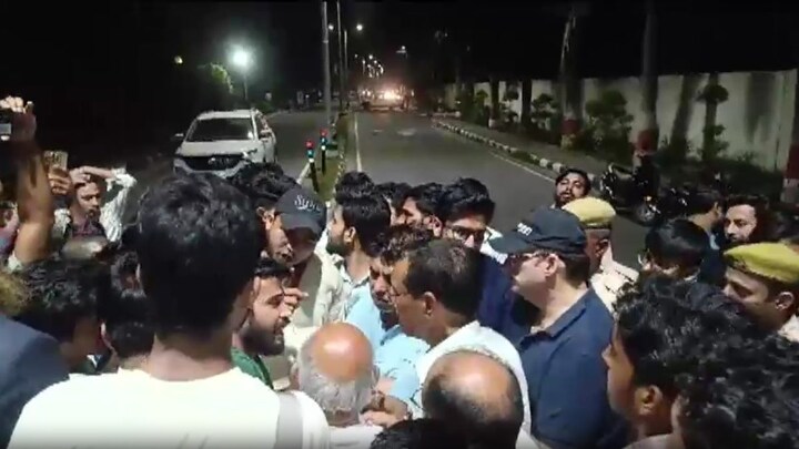 अलीगढ़: AMU हॉस्टल में खाने में निकले कीड़े, मचा हड़कंप, छात्रों ने किया प्रदर्शन UP Tak