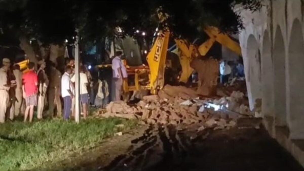 बांदा: गहरी नींद में सो रहे थे पुलिसकर्मी, अचानक भरभराकर गिर गया बैरक, एक सिपाही की मौत UP Tak