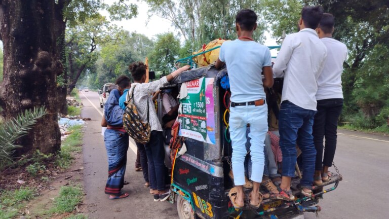 OMG! बांदा में एक ऑटो में थे 20 लोग, मौके पर मिल गए ARTO, फिर ये सब हुआ UP Tak