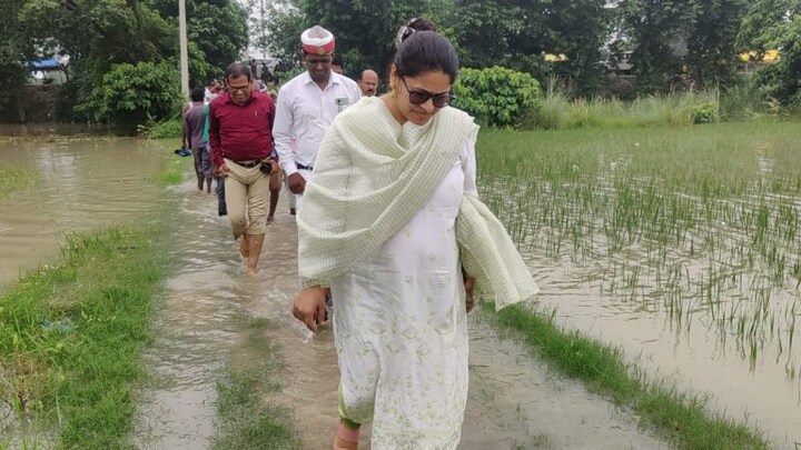 बस्ती में बाढ़ से घिरे दो गांव, लोगों का हाल जानने खुद पानी में उतरीं डीएम प्रियंका निरंजन UP Tak