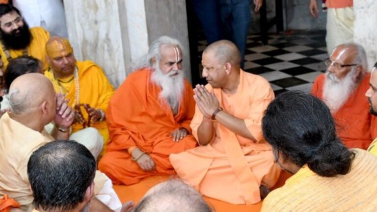 सीएम योगी का अयोध्या और दिगंबर अखाड़े से है खास रिश्ता, रामनगरी को मानते हैं दूसरा घर UP Tak