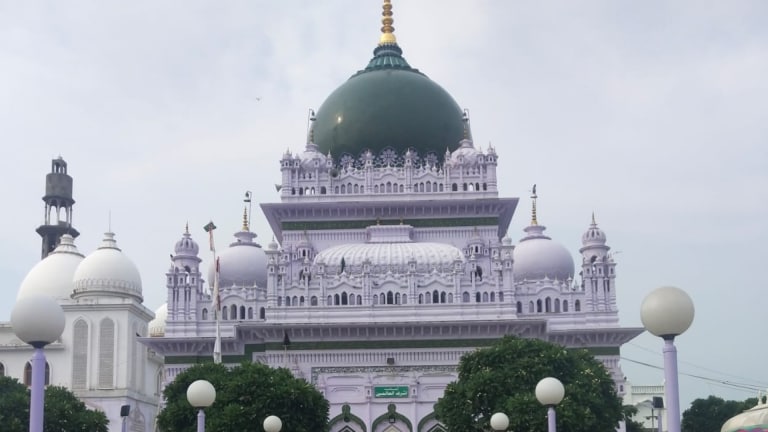 बाराबंकी की देवा शरीफ दरगाह भाईचारे की अद्भुत मिसाल, जहां हर साल हिंदू मुस्लिम खेलते हैं होली बाराबंकी की देवा शरीफ दरगाह भाईचारे की अद्भुत मिसाल, जहां हर साल हिंदू मुस्लिम खेलते हैं होली