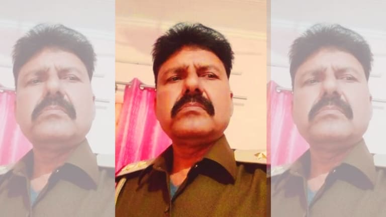 फिरोजाबाद में सब इंस्पेक्टर को मारी गईं दो गोलियां, एक तो छेद कर पार हुई, जांच में अबतक ये पता चला अब तो खाकी भी सुरक्षित नहीं! फिरोजाबाद में दारोगा की हत्या, इस मामले की जांचकर लौट रहे थे