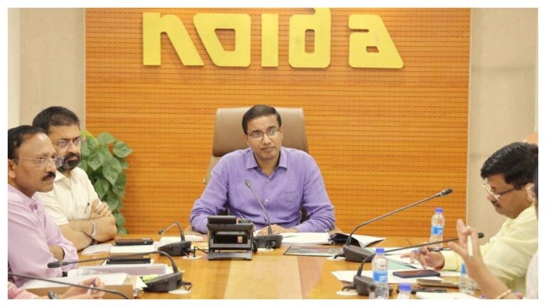 किराए पर रहने को मजबूर नोएडा अथॉरिटी के नए CEO, ट्रांसफर हो चुके अधिकारी नही छोड़ रहे बंगला UP Tak