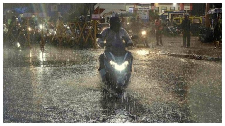 वाराणसी, अयोध्या से मुजफ्फरनगर तक- भारी बारिश, बिजली गिरने का अलर्ट, जानें अपने शहर का हाल UP Tak