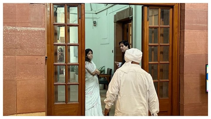 संसद की लॉबी में डिंपल यादव से मिले वरुण गांधी, हुआ हालचाल पर क्या हुई बात? UP Tak