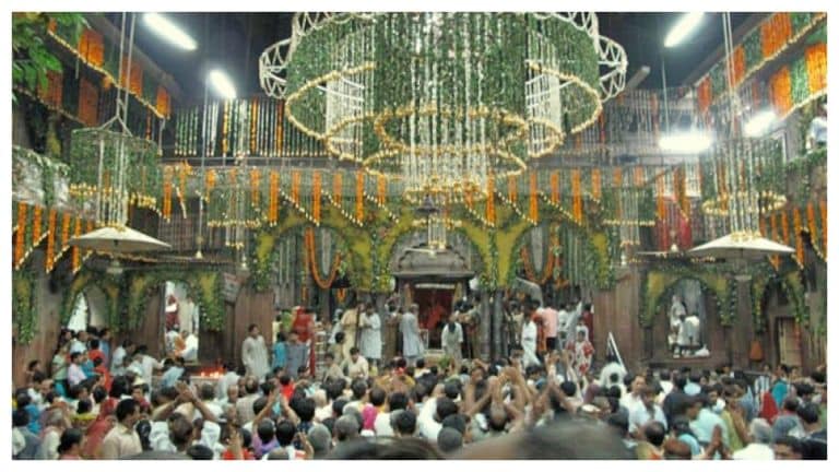 वृंदावन बांके बिहारी मंदिर की जमीन हुई कब्रिस्तान के नाम दर्ज, HC ने दिए ये आदेश, जानें मामला UP Tak