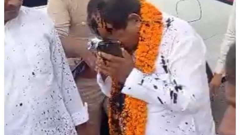 मऊ : चुनाव प्रचार पर निकले भाजपा प्रत्याशी दारा सिंह चौहान पर युवक ने फेंकी स्याही, वीडियो आया सामने UP Tak
