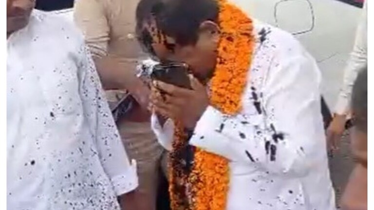 मऊ : चुनाव प्रचार पर निकले भाजपा प्रत्याशी दारा सिंह चौहान पर युवक ने फेंकी स्याही, वीडियो आया सामने UP Tak