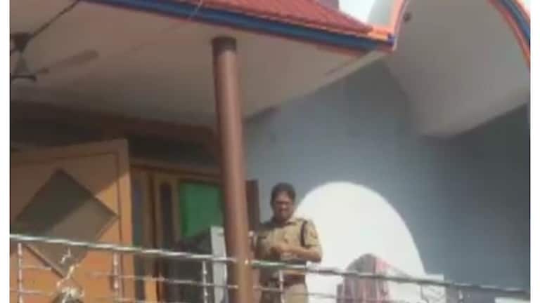 वाराणसी : किडनैपर को पकड़ने के लिए रिश्तेदार बनकर घर में घुसे ACP, मां-बेटी को ऐसे छुड़ाया UP Tak