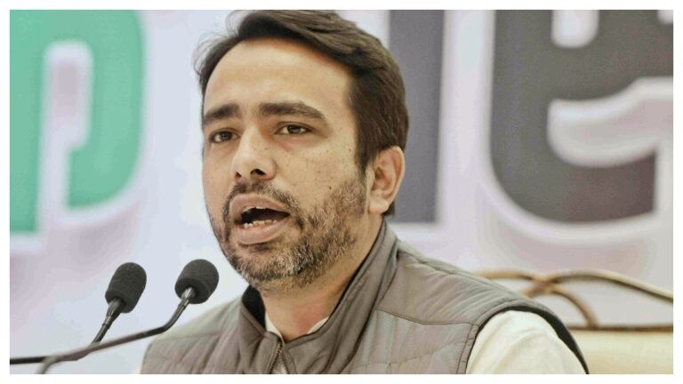 मुजफ्फरनगर के जिस मुस्लिम बच्चे को शिक्षिका ने पिटवाया, उसके पिता से की जयंत ने ये बात UP Tak