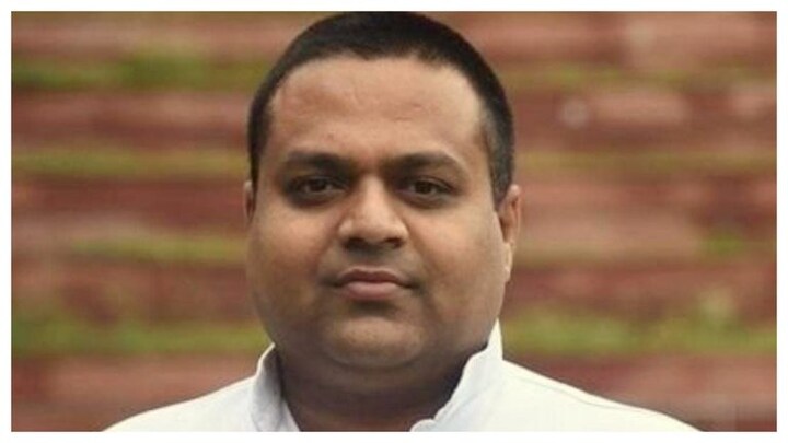 सपा सोशल मीडिया हैंडलर मनीष जगन अग्रवाल को खोज रही प्रयागराज पुलिस, छापेमारी जारी, पर क्यों? UP Tak