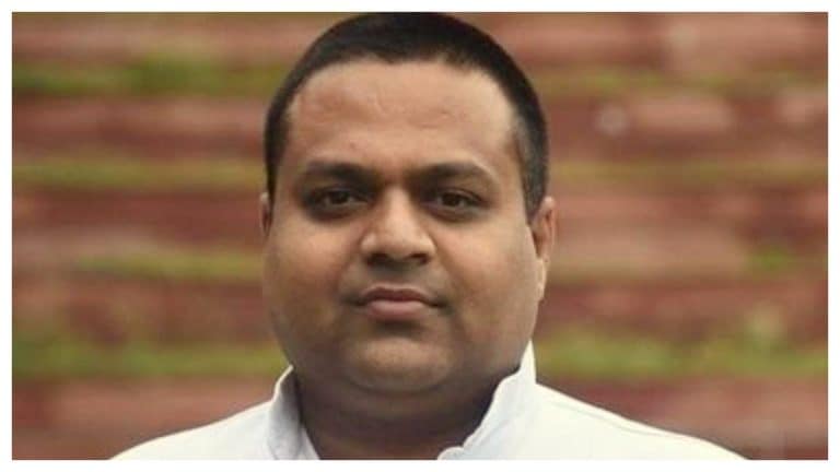 सपा सोशल मीडिया हैंडलर मनीष जगन अग्रवाल को खोज रही प्रयागराज पुलिस, छापेमारी जारी, पर क्यों? UP Tak